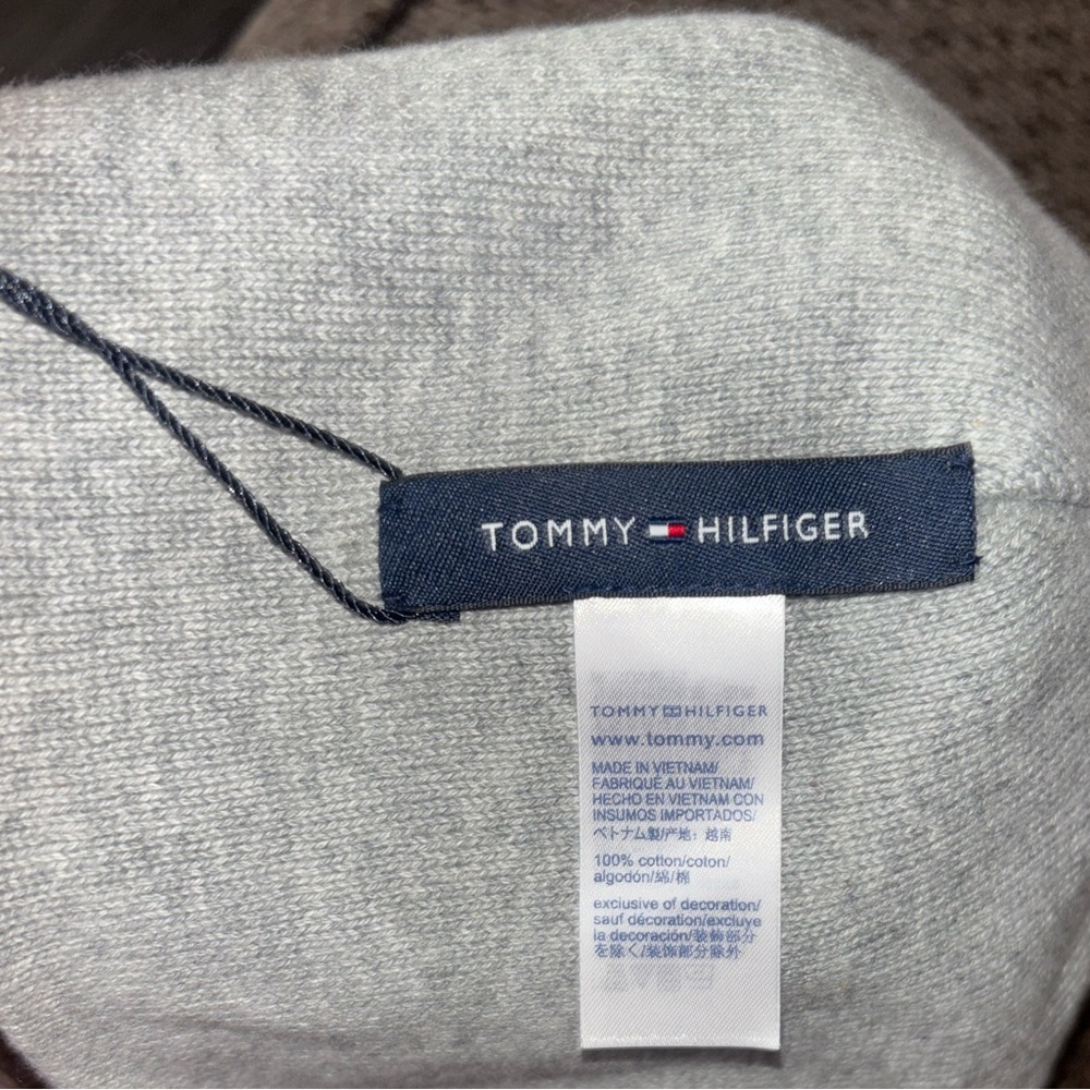 Tommy Hilfiger Gray Knit Beanie Hat with Red and Blue Accents - Picture 5 of 6
